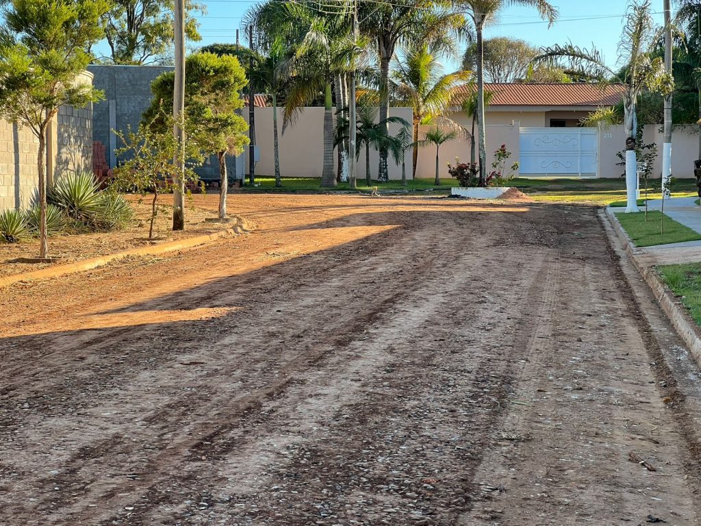 PREFEITURA REALIZA MANUTENÇÃO DE RUAS DO RESIDENCIAL QUINTA DOS BURITIS