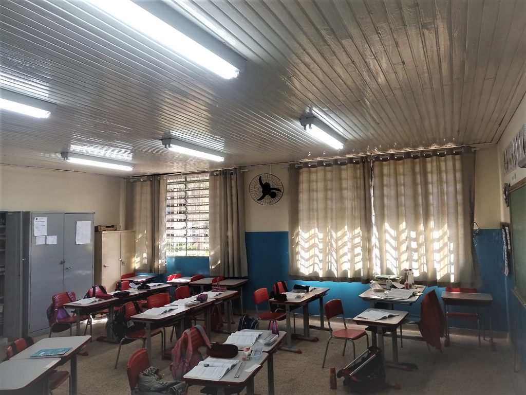 EDUCAÇÃO INSTALA CORTINAS EM ESCOLAS DA REDE MUNICIPAL DE ENSINO