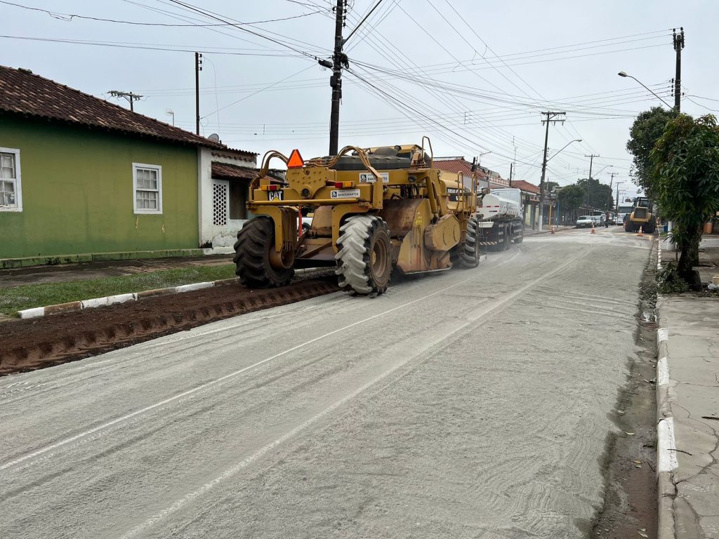 PREFEITURA REALIZA RECAPEAMENTO DA AVENIDA BELA CINTRA EM ÁGUA VERMELHA