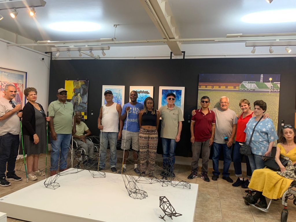 ALUNOS DO ESPAÇO BRAILLE VISITAM A EXPOSIÇÃO “ARTISTAS DE SÃO CARLOS 80/20”