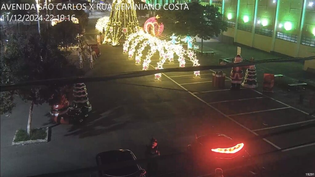 CÂMERAS DA GUARDA MUNICIPAL ATESTAM QUE VENTO DANIFICOU DECORAÇÃO NATALINA NA PRAÇA DO MERCADO MUNICIPAL