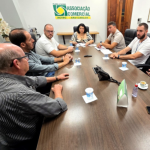 Reunião na ACISC discute projeto de coleta de lixo com containers mecanizados